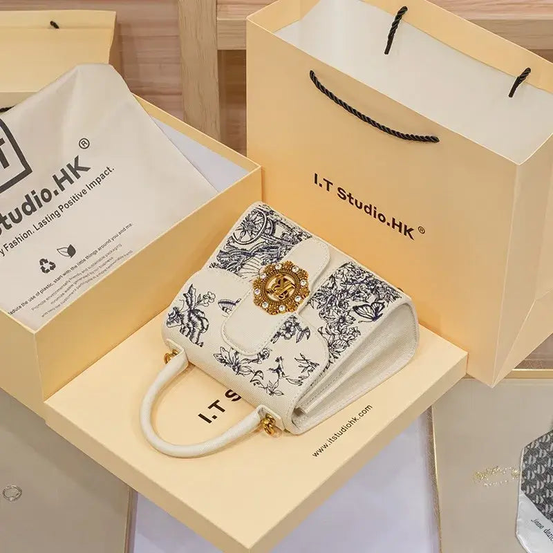 Designer brand women's handbag for autumn and winter 2025, new high-end single shoulder crossbody small square bag, fashionable