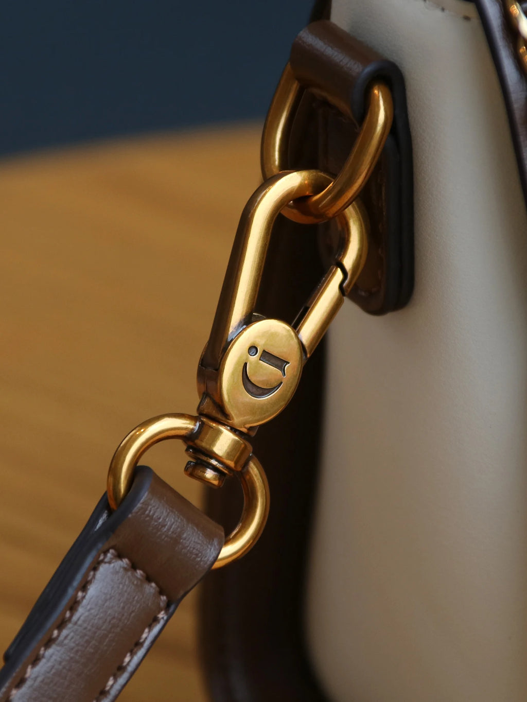 2025 new luxury fashion diamond embroidered chain handbag niche design badge decoration shoulder messenger bag commuter Joker la