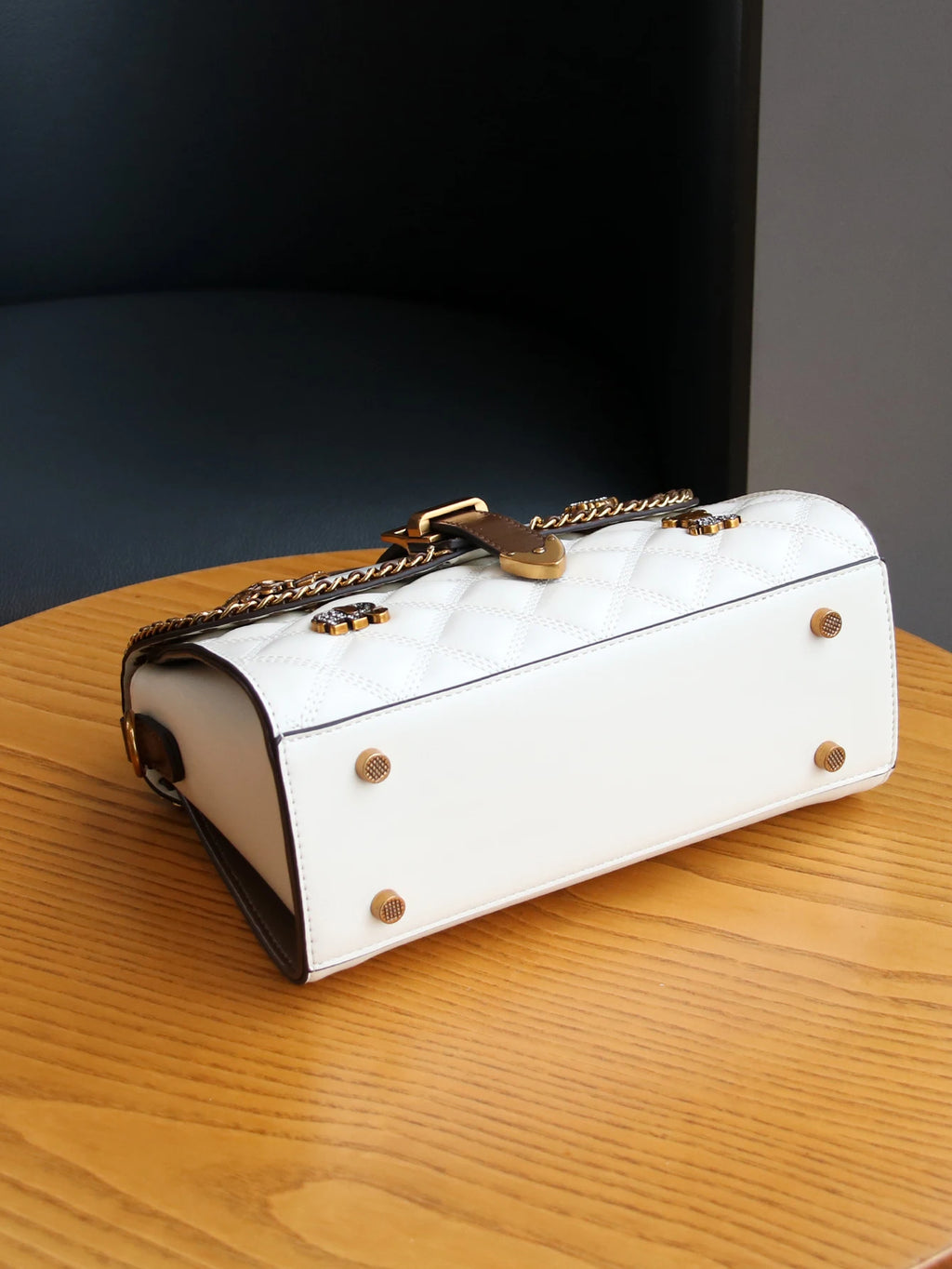 2025 new luxury fashion diamond embroidered chain handbag niche design badge decoration shoulder messenger bag commuter Joker la