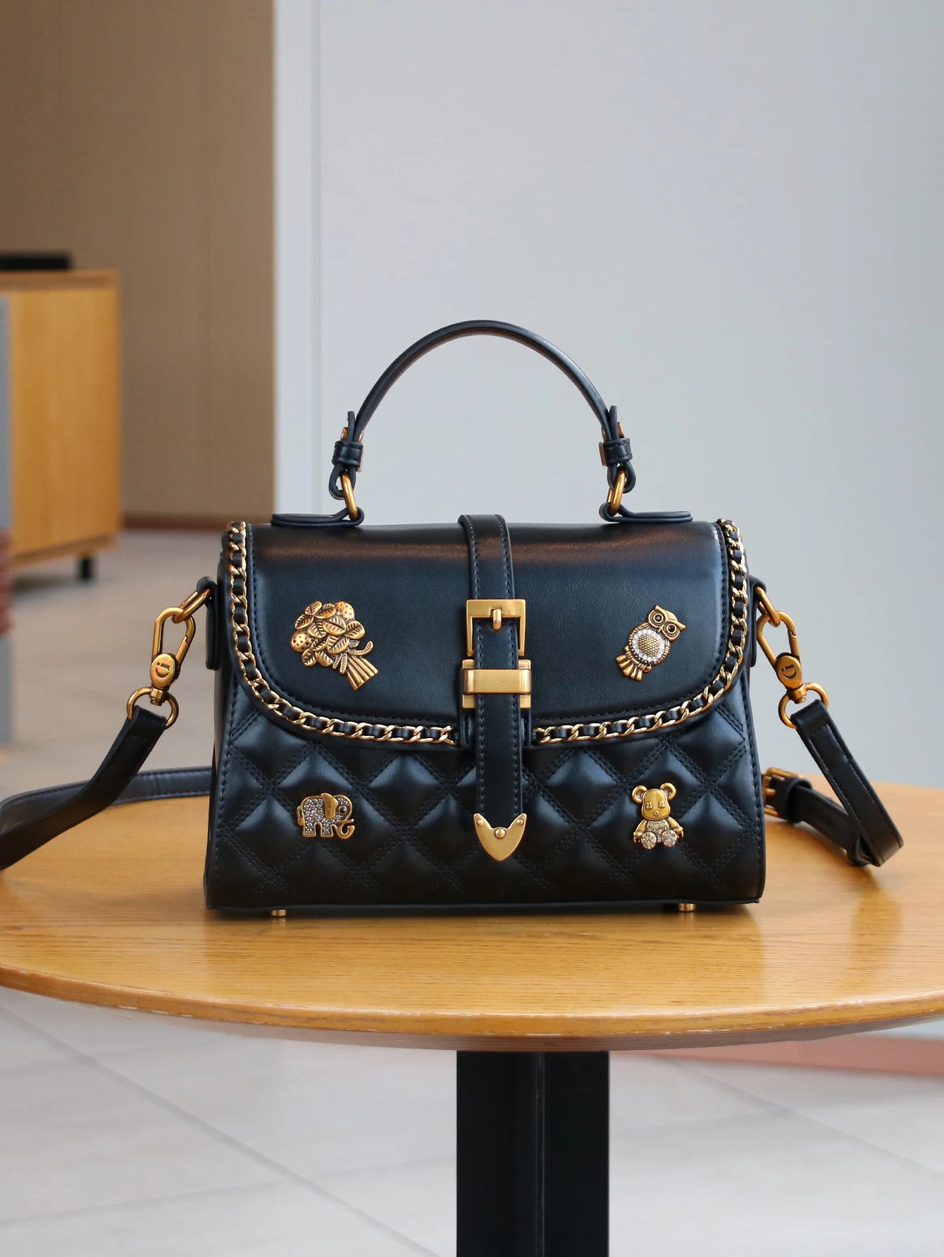 2025 new luxury fashion diamond embroidered chain handbag niche design badge decoration shoulder messenger bag commuter Joker la